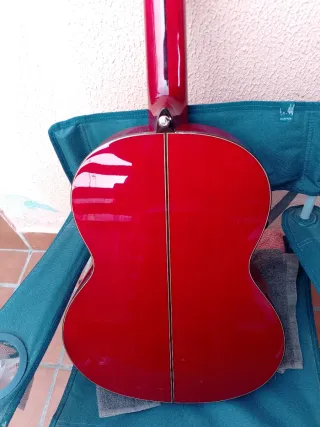 Guitarra flamenca roja autoamplificada