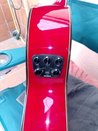 Guitarra flamenca roja autoamplificada