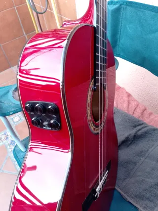 Guitarra flamenca roja autoamplificada