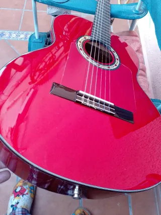 Guitarra flamenca roja autoamplificada