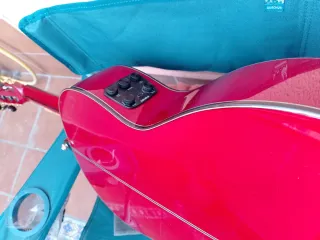 Guitarra flamenca roja autoamplificada