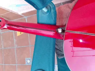 Guitarra flamenca roja autoamplificada