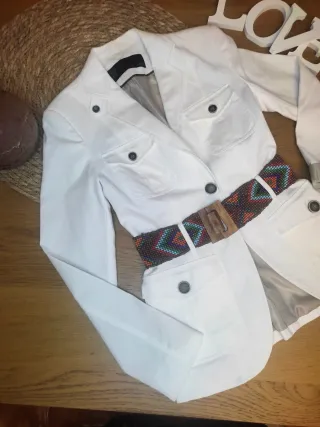 Blazer Zara Blanco con Cinturón Multicolor