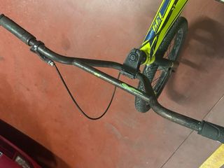 Bicicleta BMX amarilla