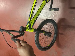 Bicicleta BMX amarilla