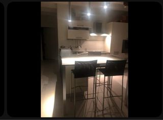 Cucina moderna bianca con elettrodomestici