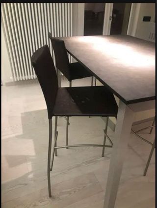 Cucina moderna bianca con elettrodomestici