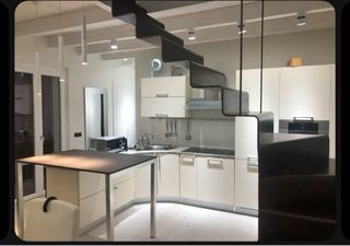 Cucina moderna bianca con elettrodomestici