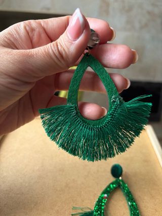 Pendientes verdes con flecos y glitter