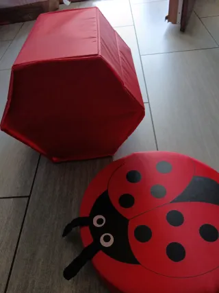 Contenitore portaoggetti rosso a forma di coccinel