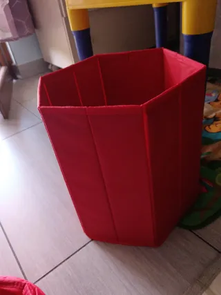 Contenitore portaoggetti rosso a forma di coccinel