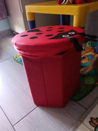 Contenitore portaoggetti rosso a forma di coccinel