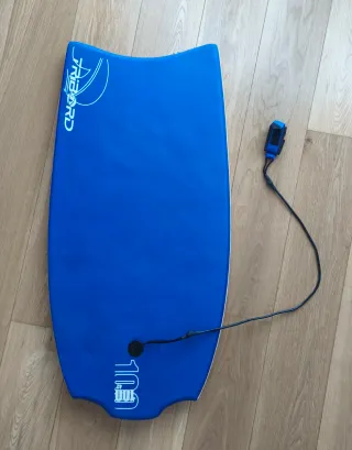 Tabla de bodyboard azul y funda