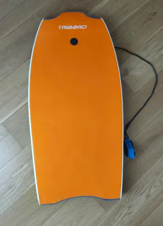 Tabla de bodyboard azul y funda