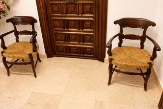 2 Butacones antiguos madera y enea