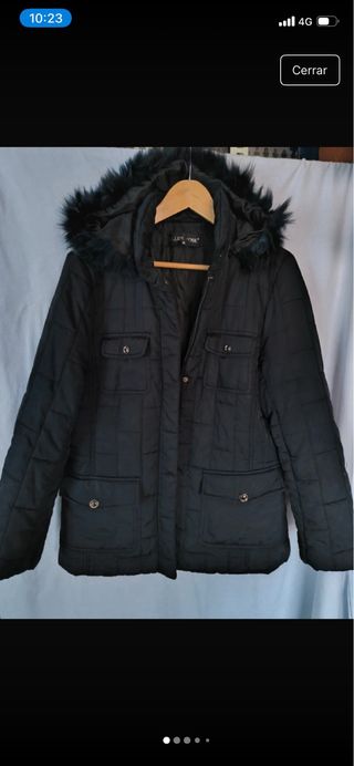 Chaqueta acolchada negra con capucha