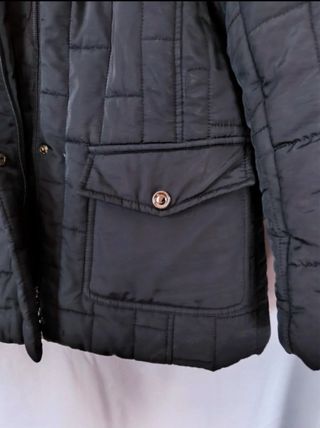 Chaqueta acolchada negra con capucha