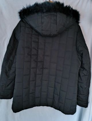 Chaqueta acolchada negra con capucha