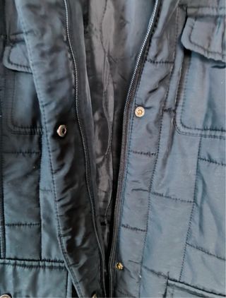 Chaqueta acolchada negra con capucha