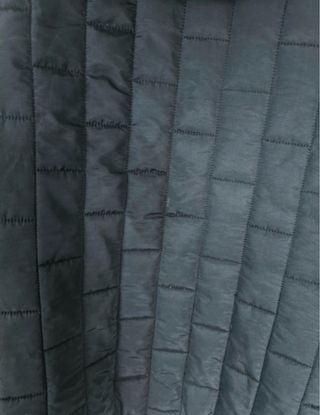 Chaqueta acolchada negra con capucha