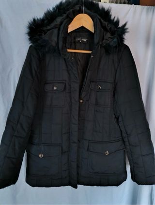 Chaqueta acolchada negra con capucha