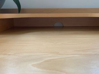 Escritorio de madera natural con cajones