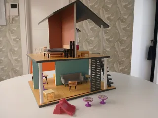 Casa de muñecas moderna de madera