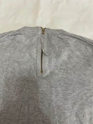 Jersey gris cuello redondo con cremallera