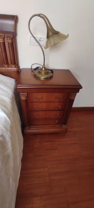 Dormitorio completo de madera.