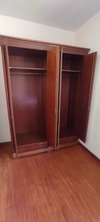 Dormitorio completo de madera.