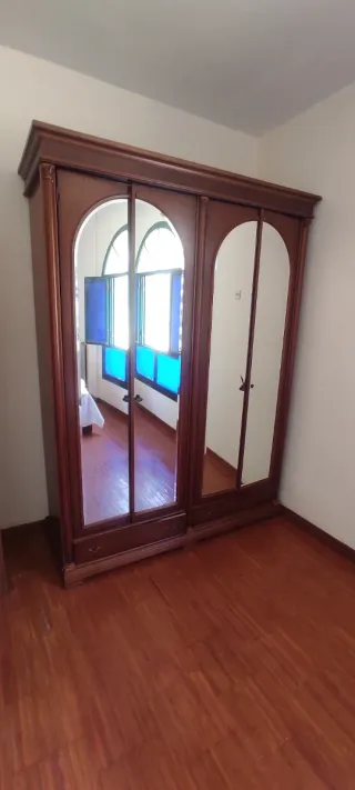 Dormitorio completo de madera.