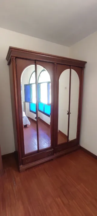 Dormitorio completo de madera.