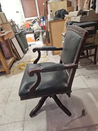Silla antigua de cuero y madera