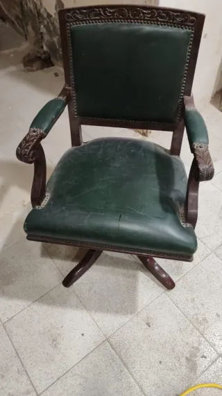 Silla antigua de cuero y madera