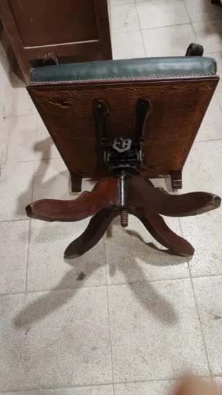 Silla antigua de cuero y madera