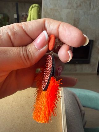 Pendientes naranjas con pedrería