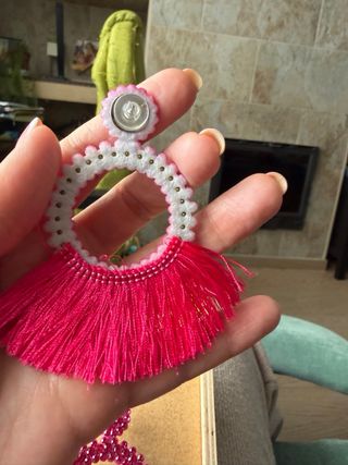 Pendientes rosas con flecos y pedrería