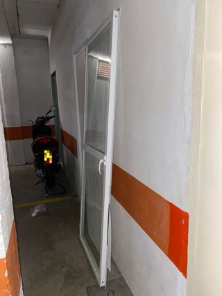 Puerta aluminio con cristales