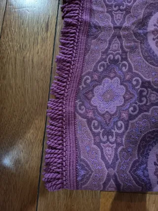 Colcha de cama roxa com franjas