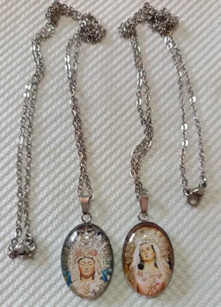 Pulseras hechas y colgantes hechos a mano