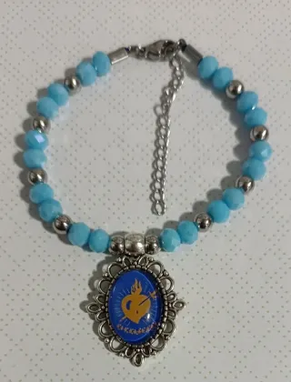 Pulseras hechas y colgantes hechos a mano