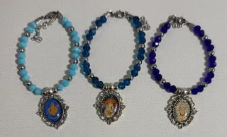Pulseras hechas y colgantes hechos a mano