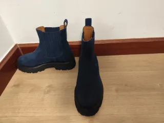 Botines azul marino con suela gruesa marca LAGUM
