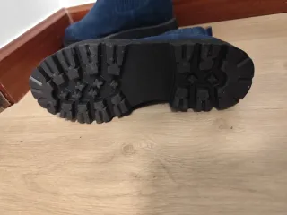 Botines azul marino con suela gruesa marca LAGUM