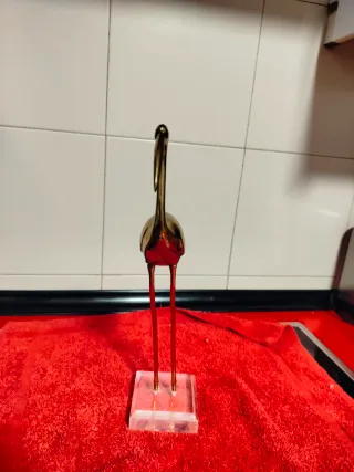 Figura bronce garza con base de metacrilato.