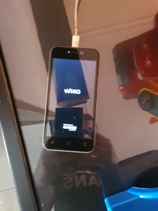 Móvil Wiko Negro/Dorado