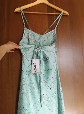 Vestito estivo con schiena scoperta