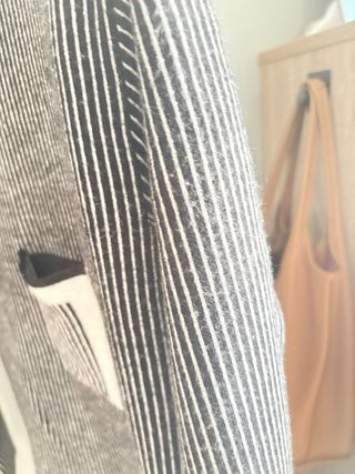 Suéter de rayas grises y negras