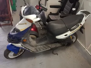Scooter azul y blanco en perfecto estado 652303830