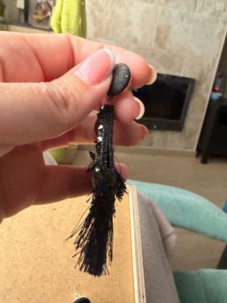 Pendientes negros con pedrería y flecos